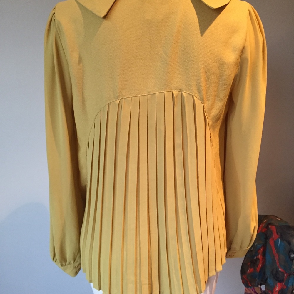 Blouse with high-low hem and back pleats
